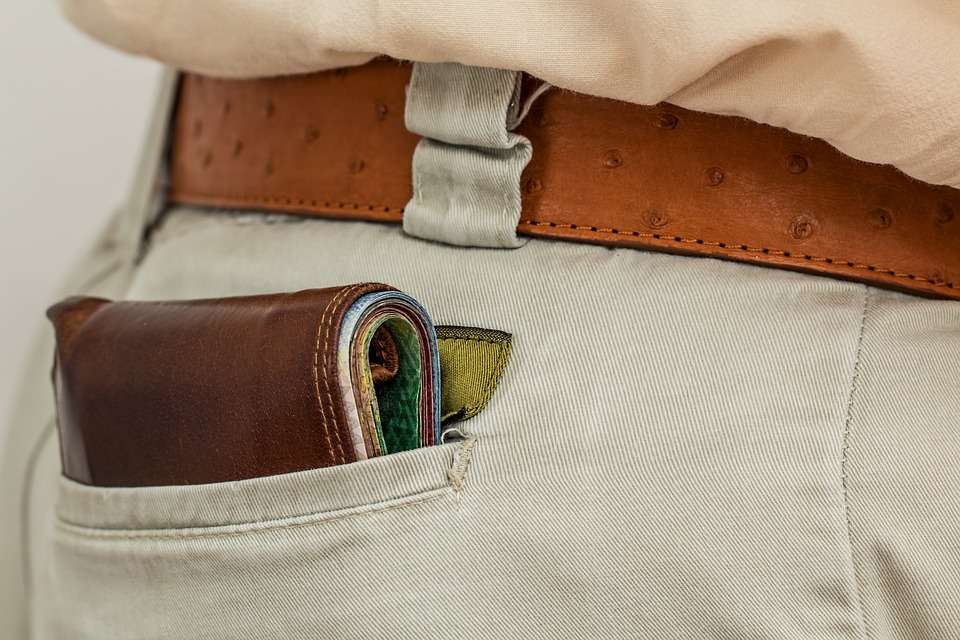 7 locuri ideale în care un bărbat poate să-și ascundă banii