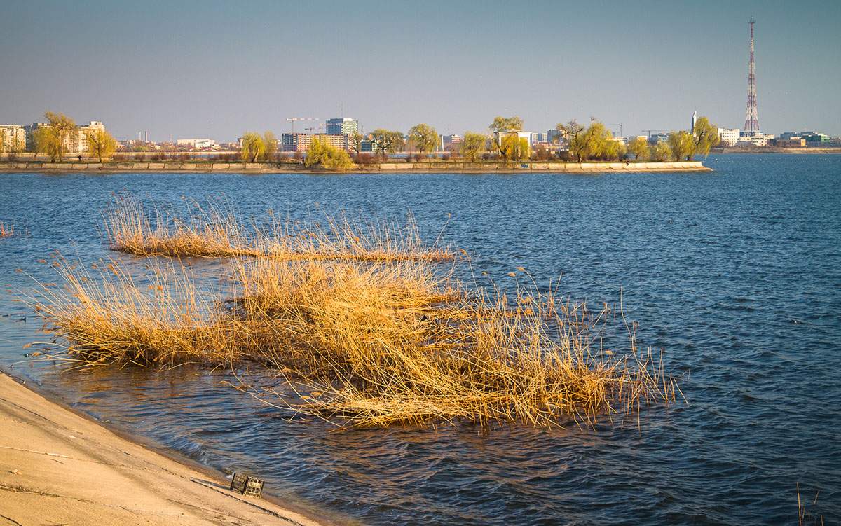 Risc de tsunami pe Lacul Morii după ce cineva a aruncat un bancomat în apă dintr-o căruţă