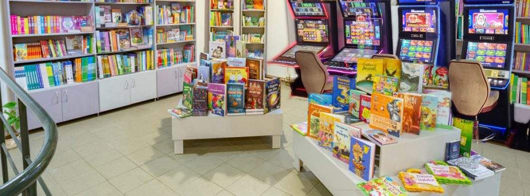 Ca să plătească mai puține taxe, o librărie a băgat și aparate de păcănele