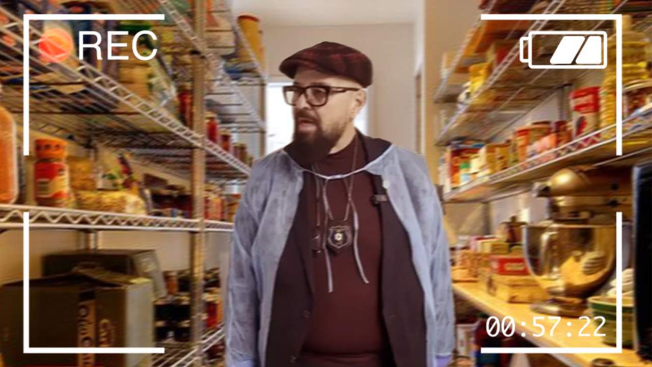 Piedone, blocat în cămara unui restaurant. Angajaţii discută cum ar putea să îl dea afară