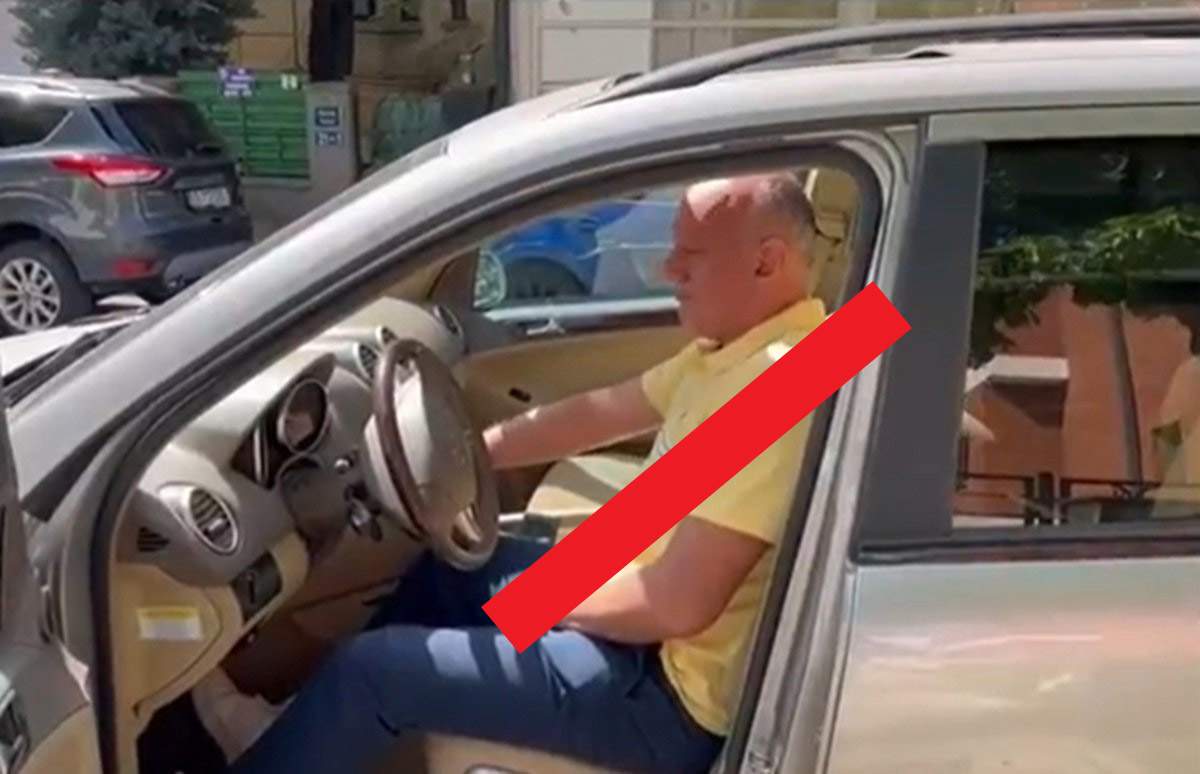 Ce nesimţit! Prunea, prins în trafic cu penisul tras pe după umăr ca să pară că poartă centură