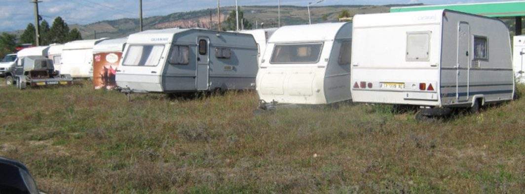 Din cauza prețurilor la motorină, un român a ajuns cu rulota doar până la Făurei