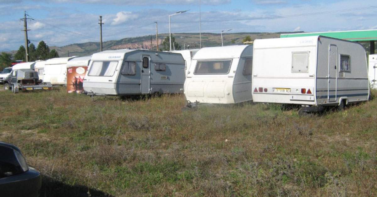 Din cauza prețurilor la motorină, un român a ajuns cu rulota doar până la Făurei