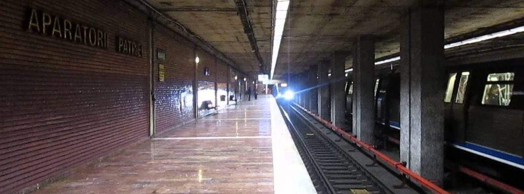 Staţia de metrou Apărătorii Patriei va fi redenumită Cretinii Care Iau Oameni La Bătaie Pe Stradă
