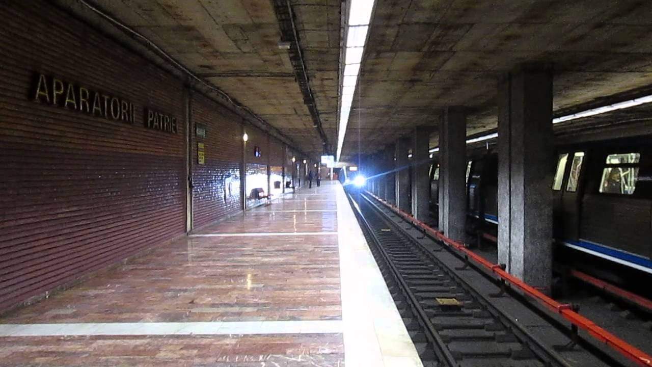 Staţia de metrou Apărătorii Patriei va fi redenumită Cretinii Care Iau Oameni La Bătaie Pe Stradă