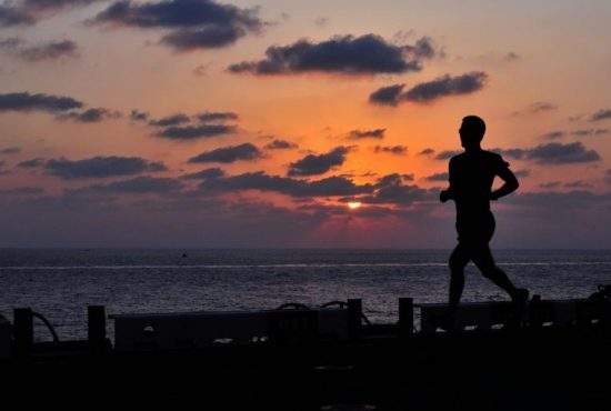 Studiu: 9 din 10 români care fac jogging pe plajă au fugit de undeva fără să plătească
