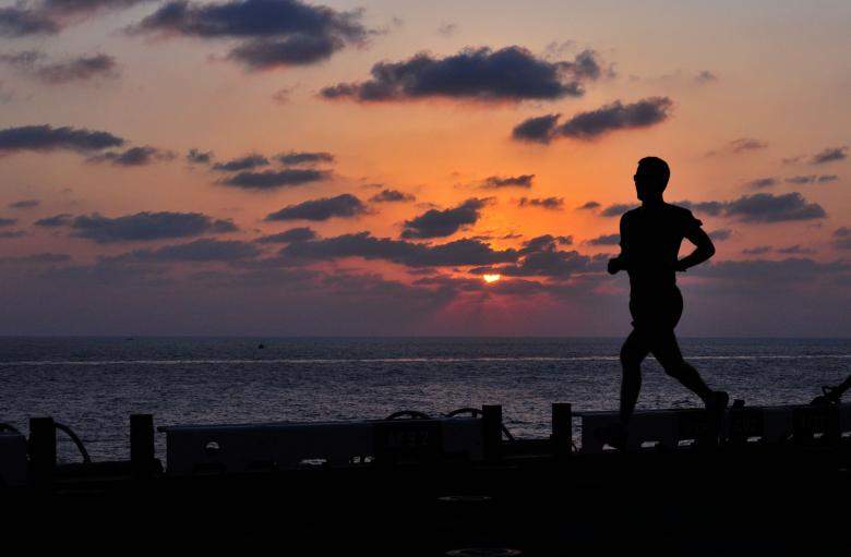 Studiu: 9 din 10 români care fac jogging pe plajă au fugit de undeva fără să plătească