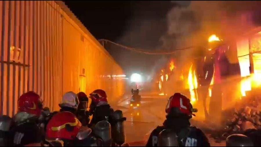Incendiul uriaş de la Dragonul Roşu a distrus marfă în valoare de aproape 30 de lei