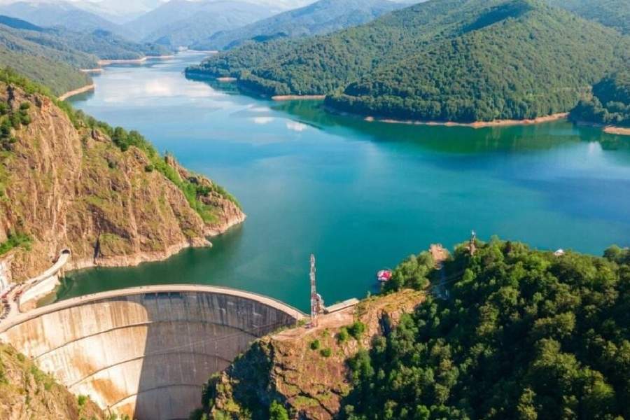 Gata cu conspirațiile! Lacul Vidraru este golit ca să facem loc de murături pentru la toamnă