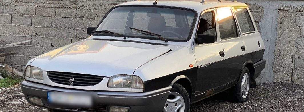 Semn divin? O Dacie 1310 “Zâmbetul lui Iliescu” a început să lăcrimeze ulei