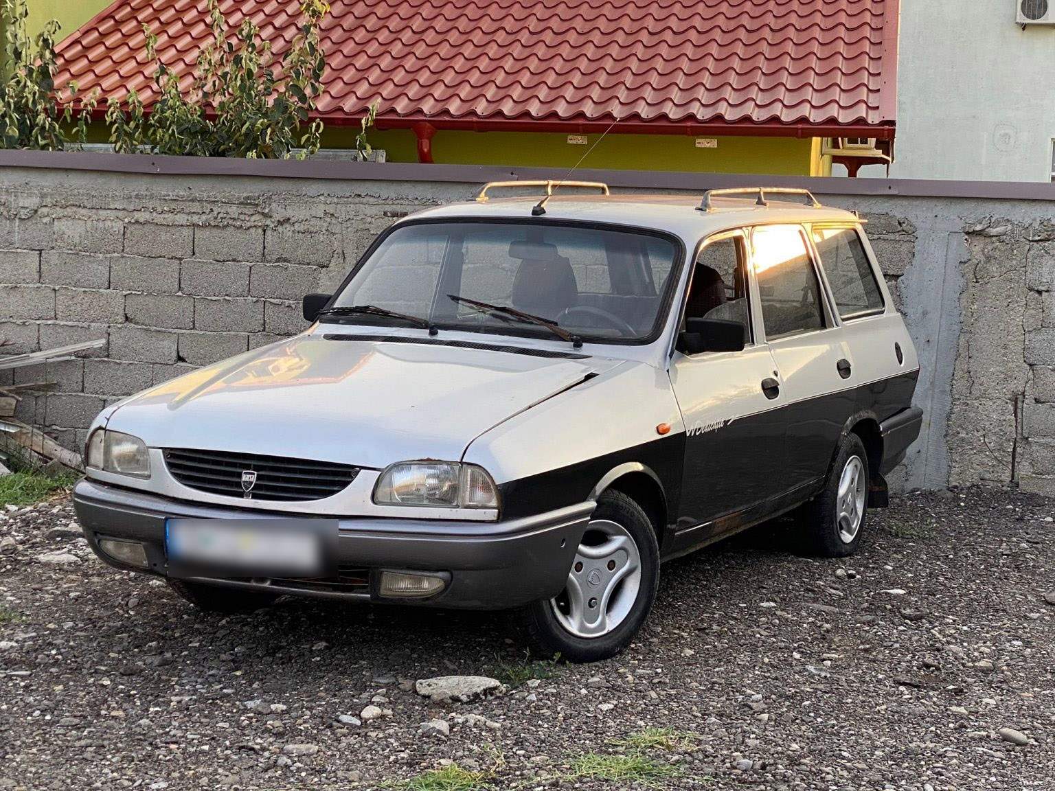 Semn divin? O Dacie 1310 “Zâmbetul lui Iliescu” a început să lăcrimeze ulei