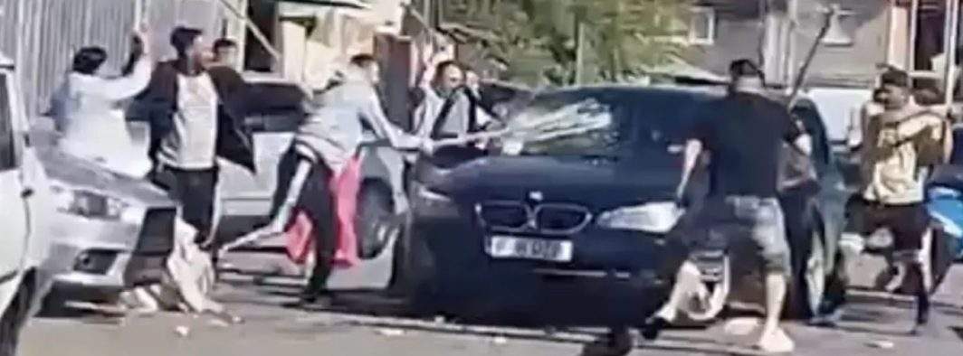 Se simte criza! Bătăile din Craiova se dau cu bâte, pentru că săbiile sunt la amanet