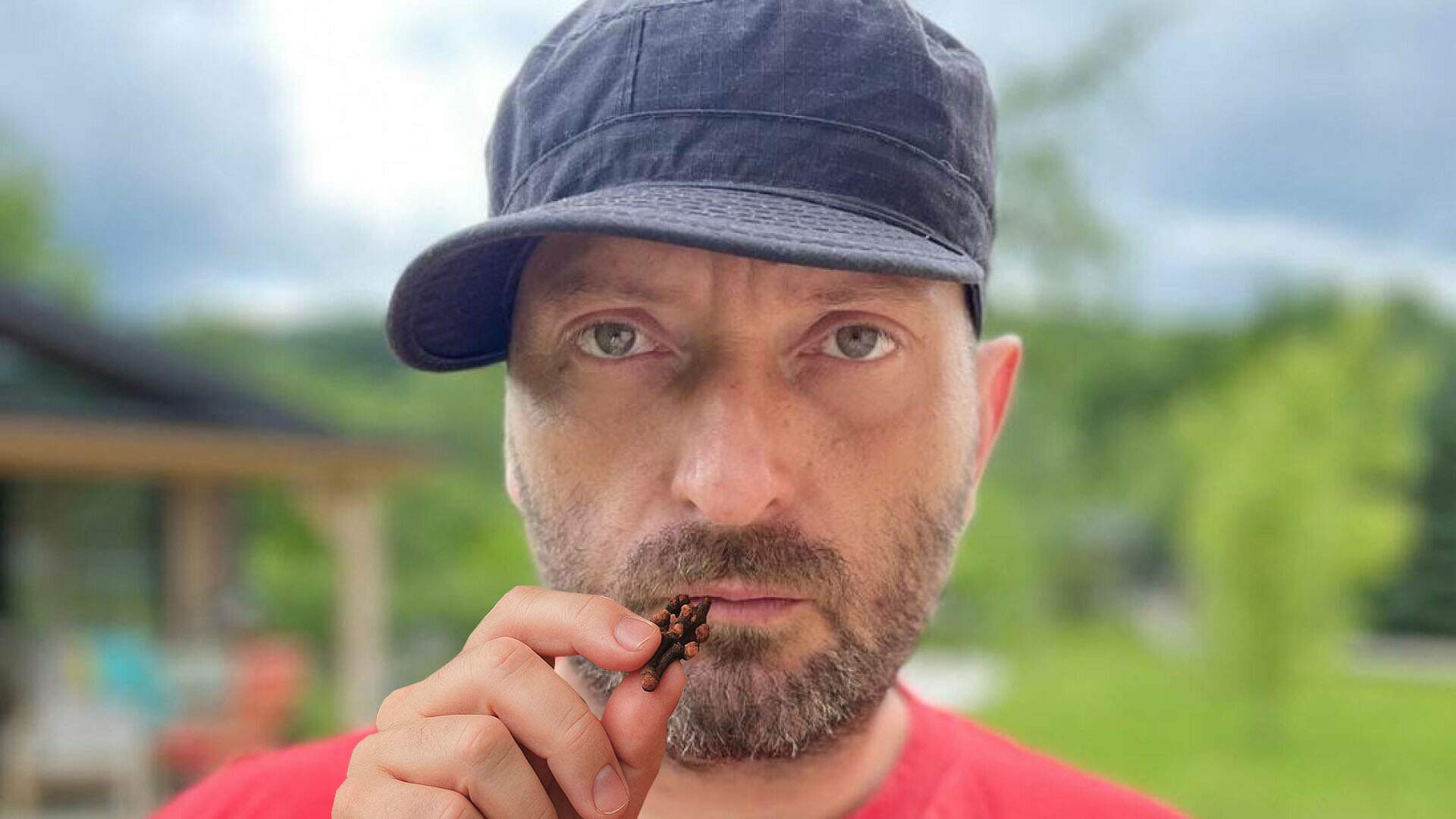 Cheloo a reclamat la ANPC că și-a cumpărat cuișoare, dar nu se pot fuma