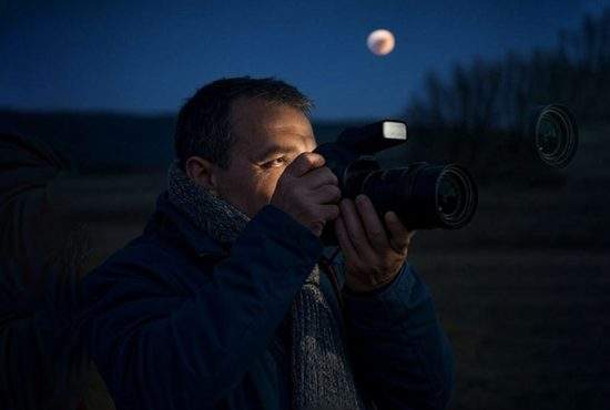 Furie la NASA. Eclipsa de lună nu s-a văzut aproape deloc pentru că au pozat-o românii cu blitzul