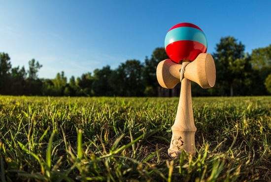 Kendama, interzisă în şcoli. Le distrage elevilor atenţia şi uită ţigări aprinse peste tot