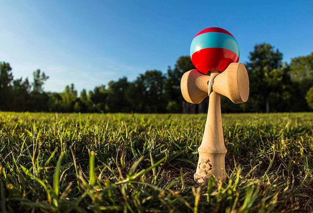Kendama, interzisă în şcoli. Le distrage elevilor atenţia şi uită ţigări aprinse peste tot