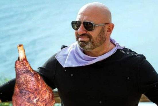 Scărlătescu, prima apariţie publică cu noua iubită, o superbă pulpă de miel de 4 kg