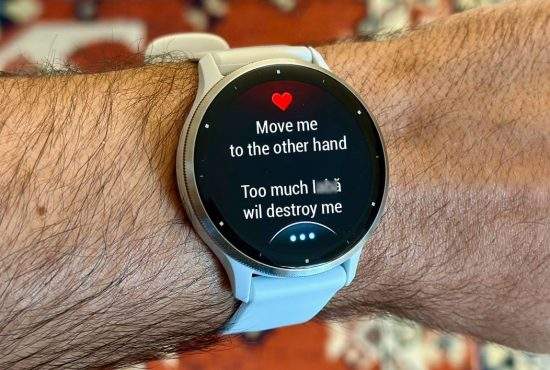 Student la Poli, notificat de smartwatch să-l mute pe mâna cealaltă, că scuturatul îl poate strica