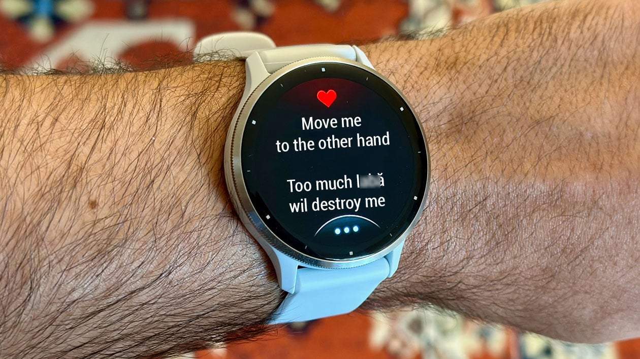 Student la Poli, notificat de smartwatch să-l mute pe mâna cealaltă, că scuturatul îl poate strica
