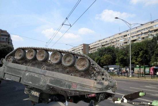 Tanc al Armatei Române, răsturnat după ce a fost izbit puternic de o trotinetă electrică