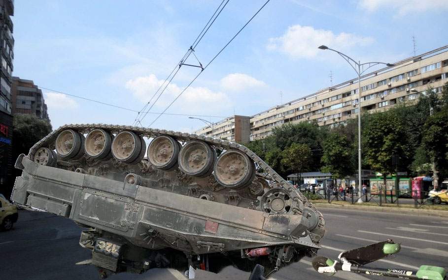 Tanc al Armatei Române, răsturnat după ce a fost izbit puternic de o trotinetă electrică