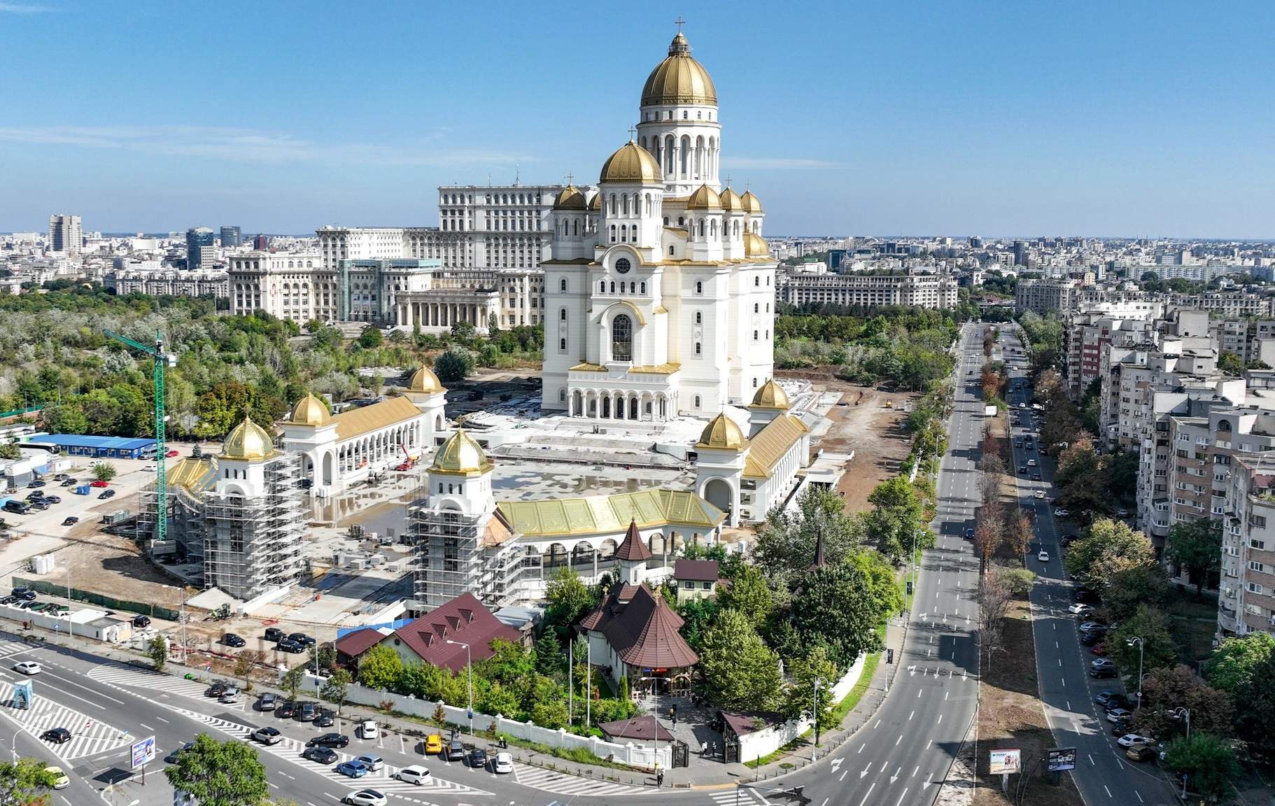 Daniel a lăsat muncitorii și inginerii pe acoperișul catedralei, să nu facă alta mai mândră