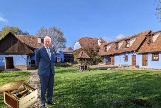 Regele Charles și-a blocat locul de parcare din fața casei din Viscri cu o ladă de șampanie