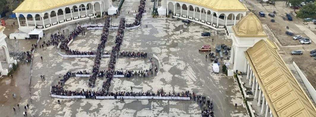 Coincidență? Coada de pelerini de la Catedrală e în formă de dolar