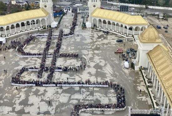 Coincidență? Coada de pelerini de la Catedrală e în formă de dolar