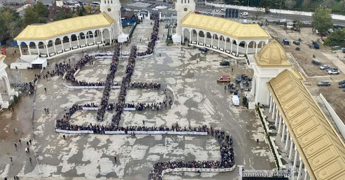 Coincidență? Coada de pelerini de la Catedrală e în formă de dolar