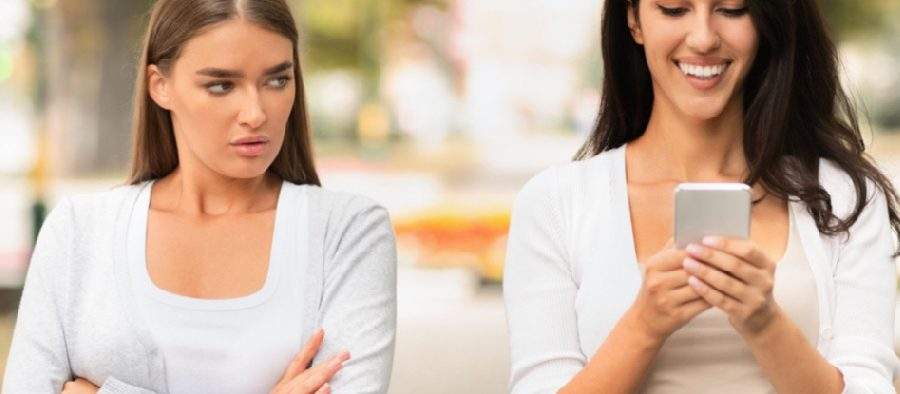 A apărut Voltaren Gel Invidie și Râcă, cu care te dai când vezi că alții o duc mai bine și asta te doare