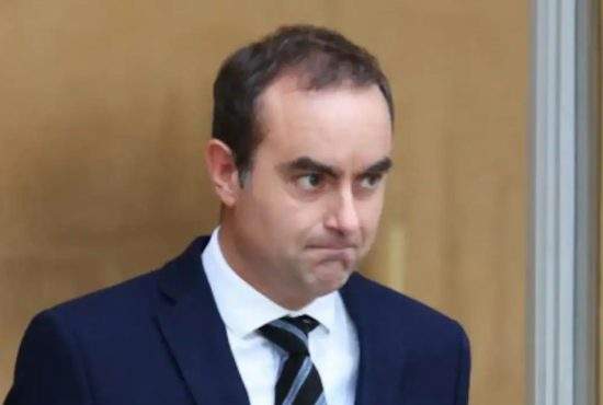 Premierul Franței și-a dat demisia după ce în 27 de zile n-a reușit să golească Vidraru de tot