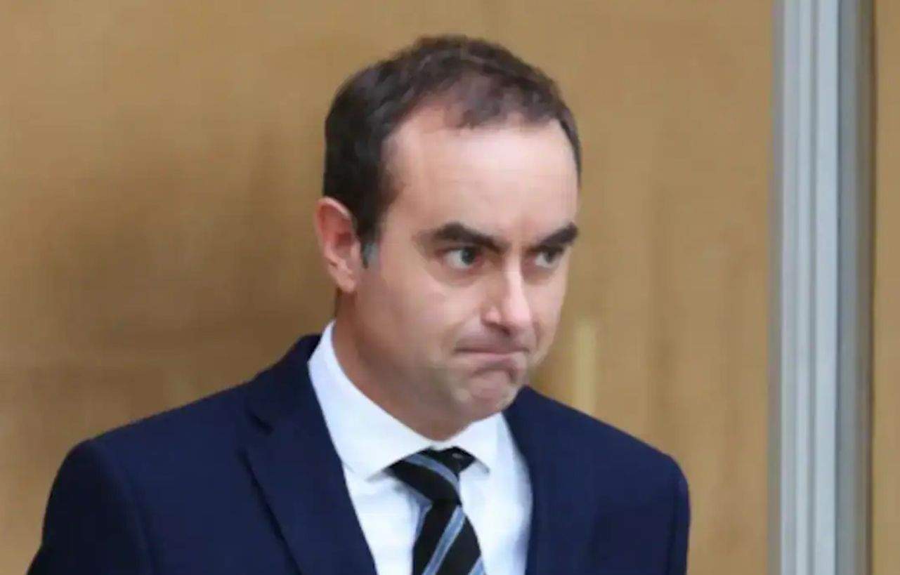 Premierul Franței și-a dat demisia după ce în 27 de zile n-a reușit să golească Vidraru de tot