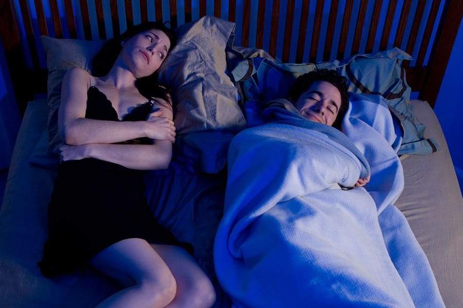 Un bărbat și-a cumpărat în secret o plapumă, cu care se învelește după ce adoarme soția