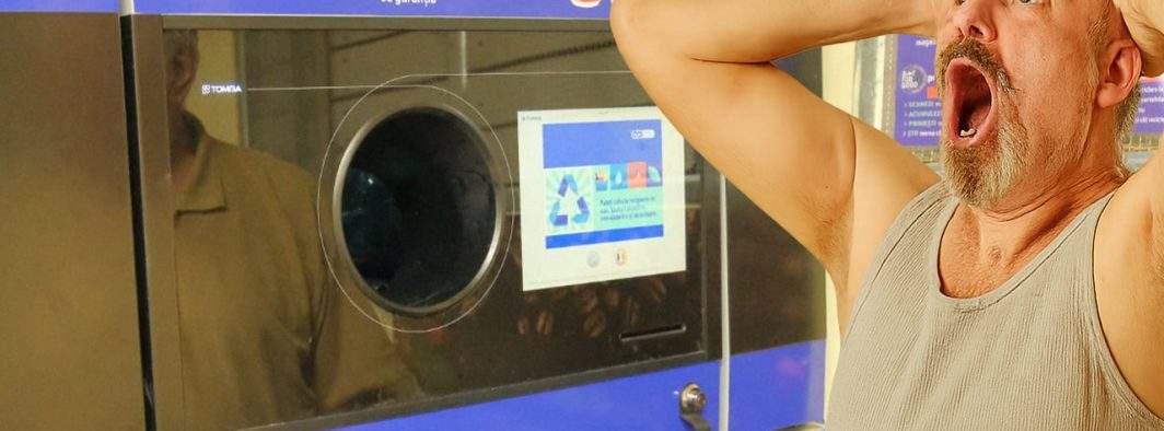 Erou! S-a aruncat în aparatul de reciclare să salveze un PET de cola în care mai era nişte ţuică