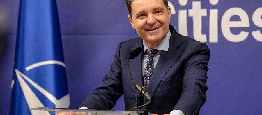 Din cauza educației precare, statul nu e paralel, e înclinat cu 7-8 grade