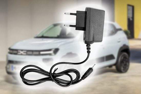 Nu l-ai ținut degeaba în sertar! Încărcătorul de Nokia subțire e compatibil și cu Dacia Spring