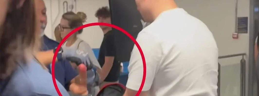 Româncă oprită pe Otopeni cu un dildo: ”Este armă de floc!”