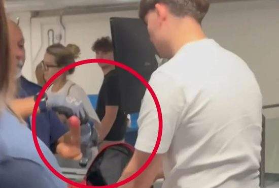 Româncă oprită pe Otopeni cu un dildo: ”Este armă de floc!”