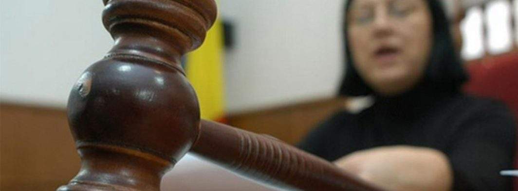 O femeie care își judecă vecinii de 30 de ani a cerut pensie de judecător