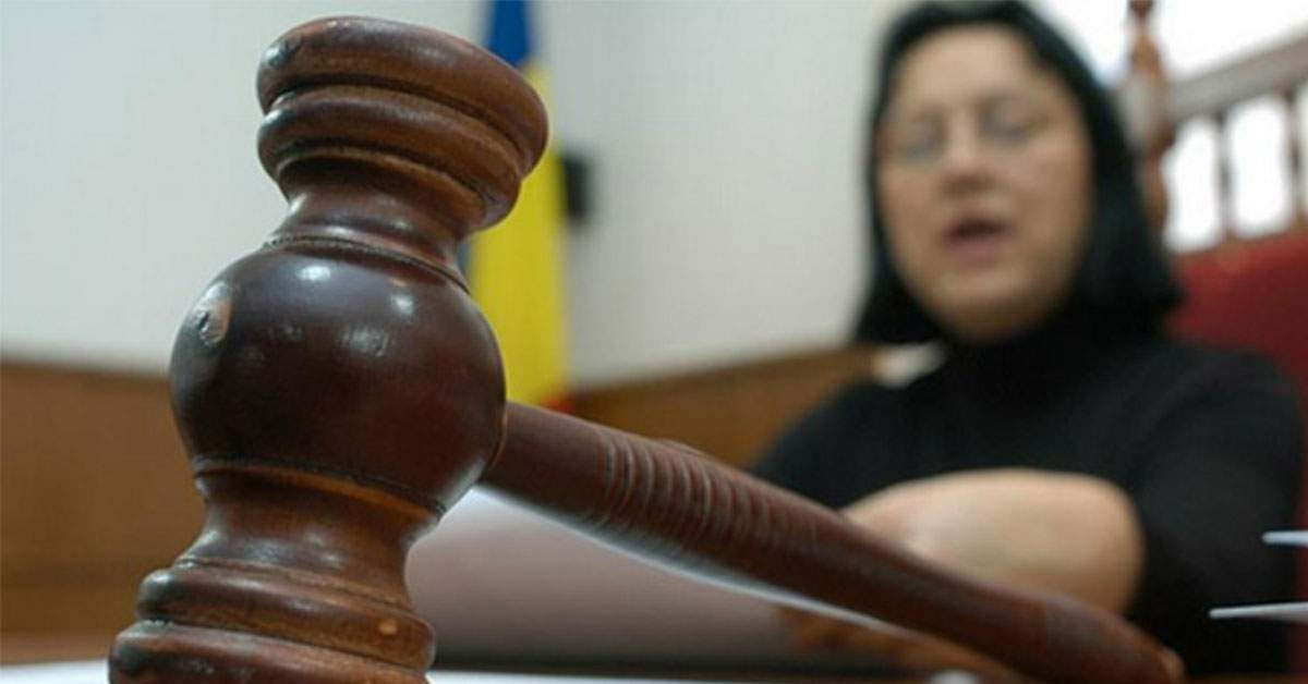 O femeie care își judecă vecinii de 30 de ani a cerut pensie de judecător