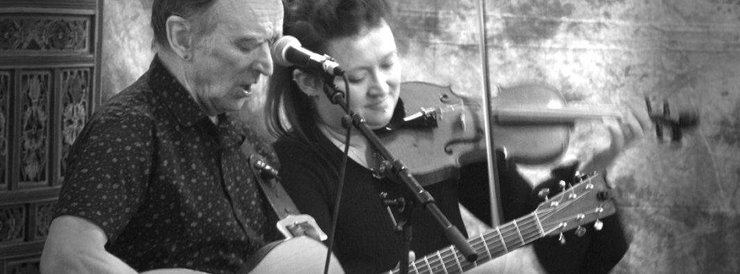 O școală a angajat din greșeală un folkist în loc de fochist. Copiii stau în frig, dar au învățat „Râpa”