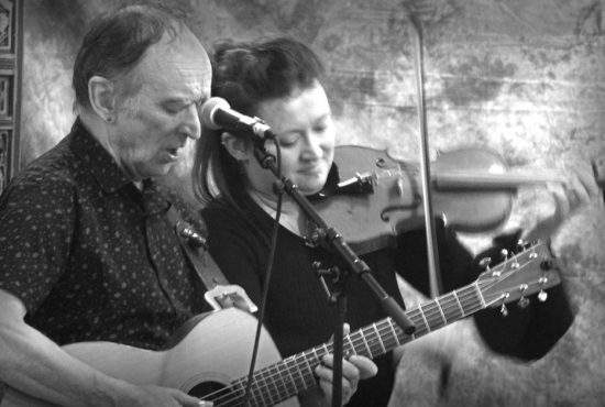 O școală a angajat din greșeală un folkist în loc de fochist. Copiii stau în frig, dar au învățat „Râpa”