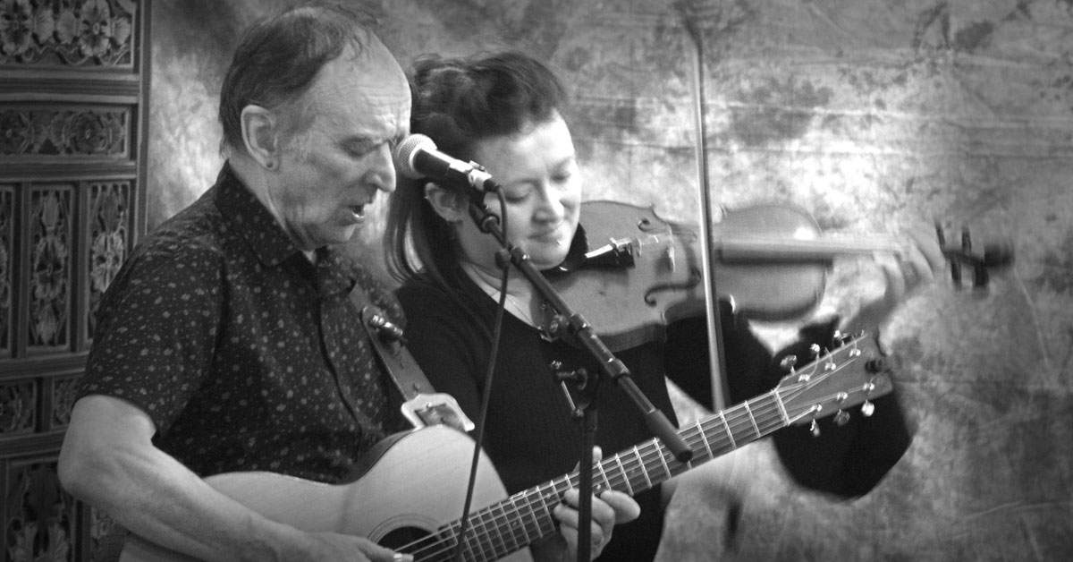 O școală a angajat din greșeală un folkist în loc de fochist. Copiii stau în frig, dar au învățat „Râpa”