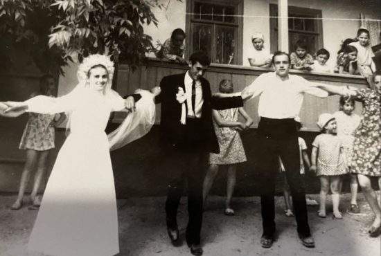 Un român e convins că filmul de la nunta părinților e generat de AI: n-are cum să fie real