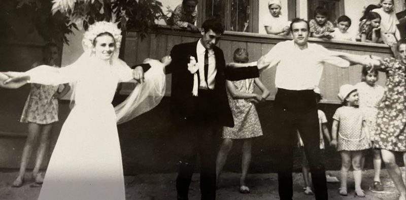 Un român e convins că filmul de la nunta părinților e generat de AI: n-are cum să fie real