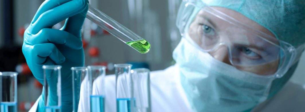 Savanții vâlceni au reușit prima clonare de om cu tot cu card