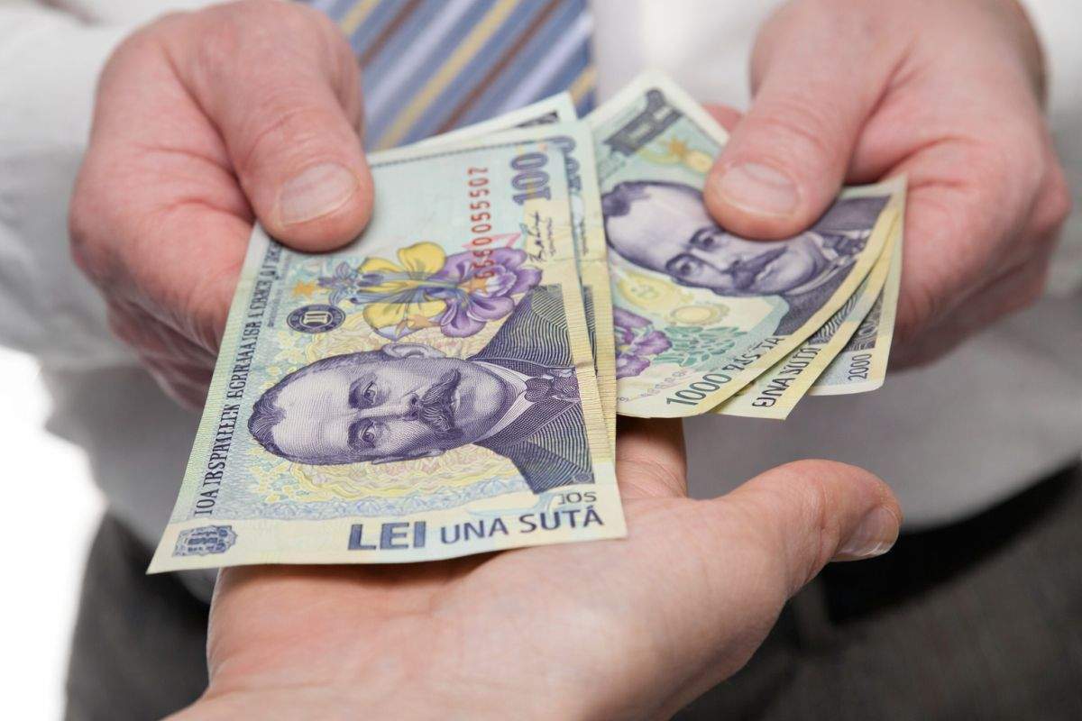 Previzibil. Și în 2025, cuvântul anului în România este „Dă-mi 100 de lei până la salariu”