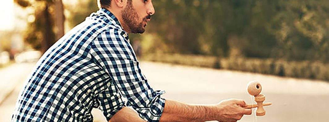 Studiu. 60% din bărbații români bagă cu mâna bila în kendama