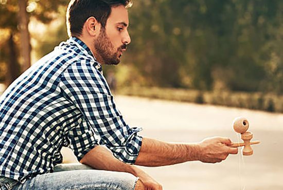 Studiu. 60% din bărbații români bagă cu mâna bila în kendama